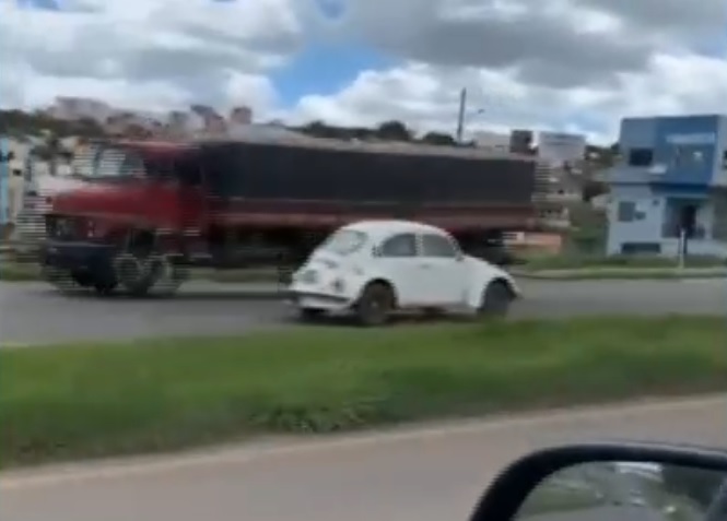 Errou a pista: carro é flagrado na contramão em Varginha