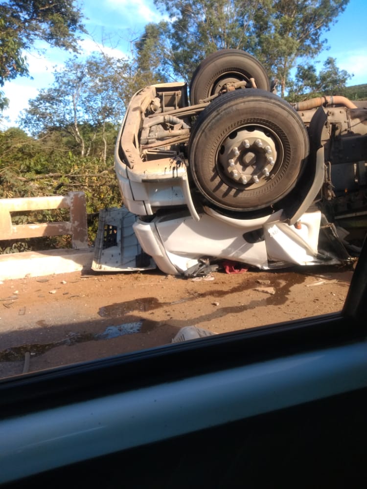 Caminhão carregado com granito tomba na ponte dos Buenos entre Varginha e Elói Mendes