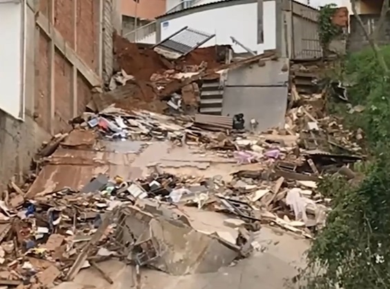 CASA DESABA EM JUIZ DE FORA E MATA CACHORRINHO DA FAMÍLIA