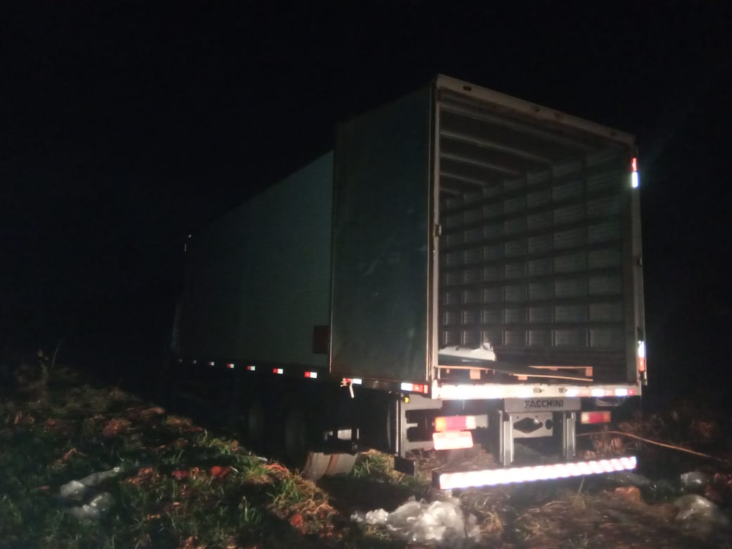 PM procura suspeitos de roubar carga de caminhão avaliada em R$ 600 mil