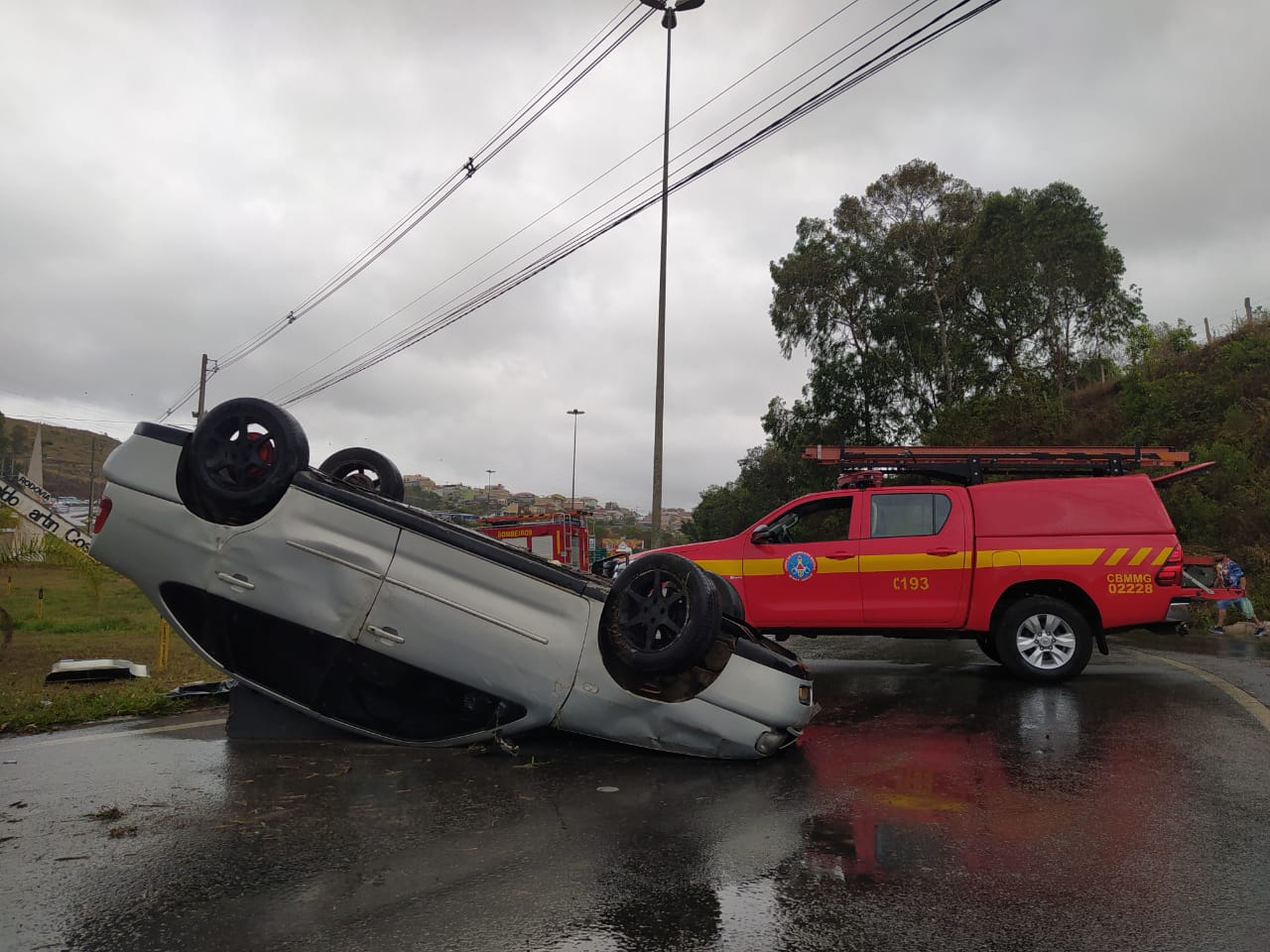 Poços de Caldas: homem capota carro em rotatória. Alfenas: carro bate em outro e capota