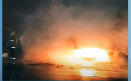 Carreta carregada com peixe pega fogo na Fernão Dias, no Sul de Minas