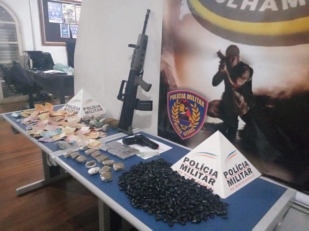 Polícia Militar apreende drogas e armas falsas em Poços de Caldas