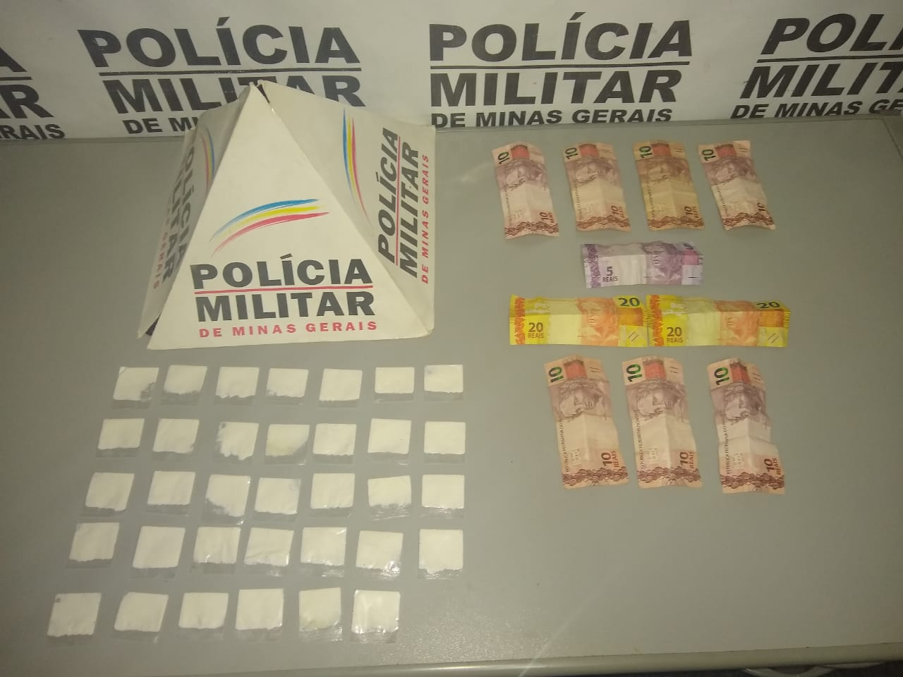 Campo Belo: PM apreende adolescente e 34 papelotes de cocaína