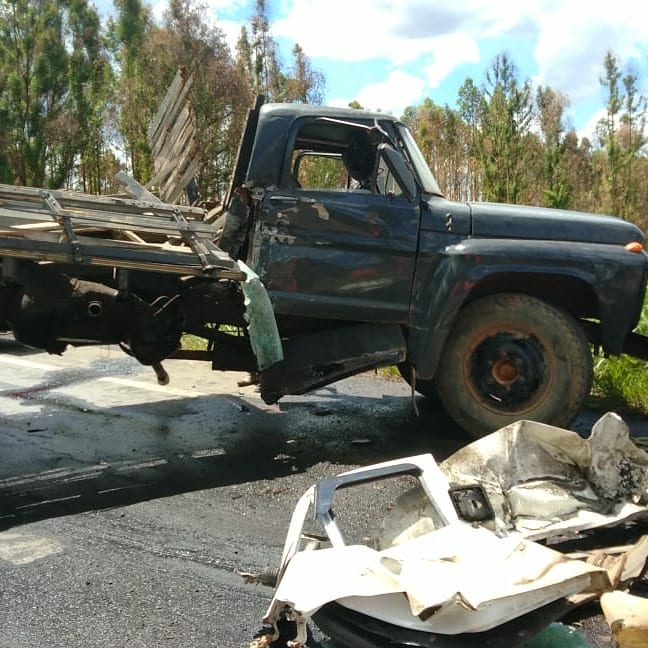 Juruaia: motorista de van morre depois de bater em caminhão