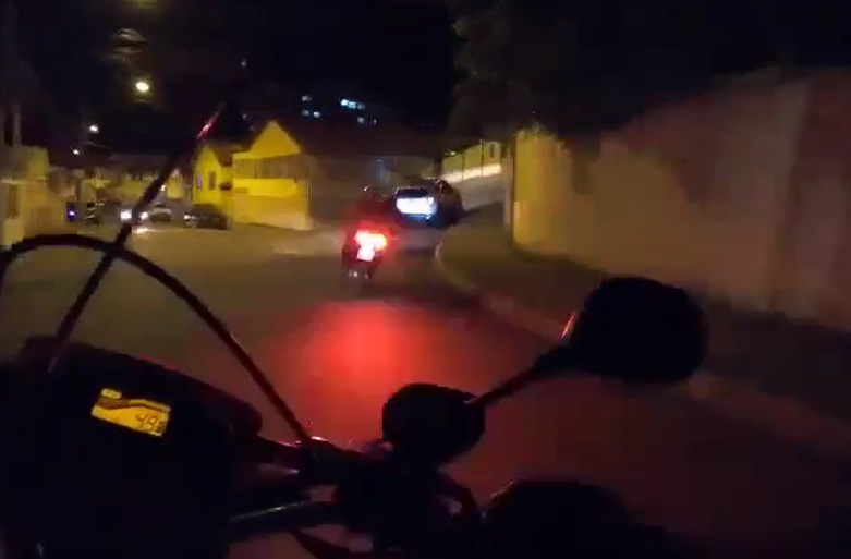 Imagens: suspeito foge da polícia de moto com adolescente na garupa em Varginha