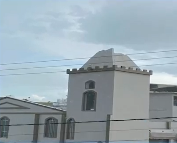 MURIAÉ: TORRE DE IGREJA FICA DESTRUÍDA DEPOIS DE SER ATINGIDA POR UM RAIO