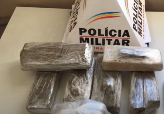 Montes Claros: PM apreende sete barras de maconha em quintal de casa