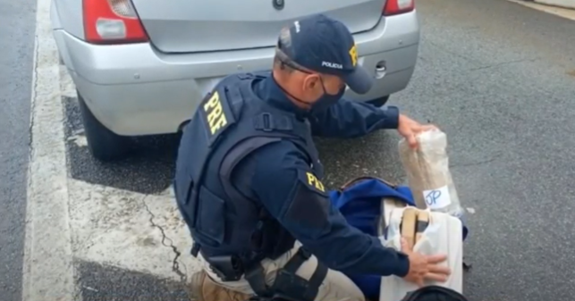 Droga na mala: PRF apreende maconha em carro parado na Fernão Dias