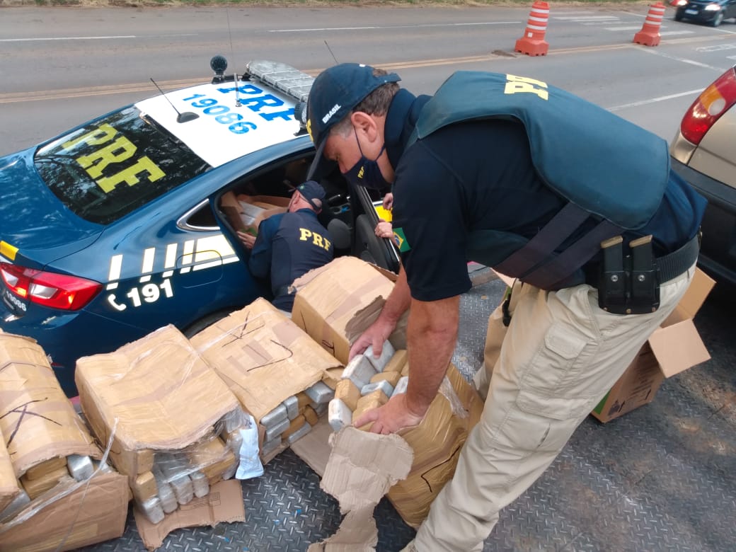 200 quilos de maconha são apreendidos em carro transportado por guincho na BR-354 em Pouso Alto