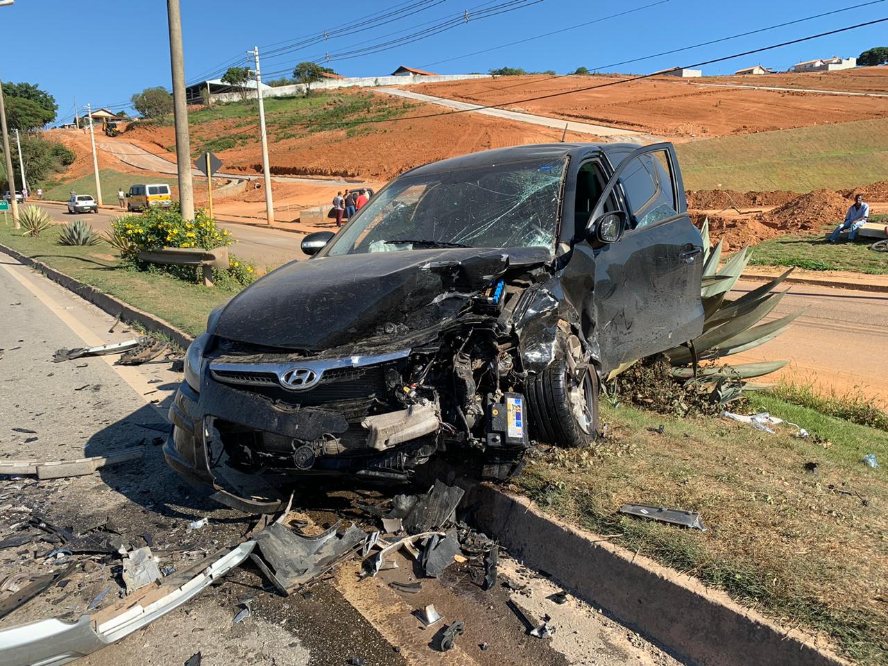 Carros batem de frente na MGC-491 em Elói Mendes: uma pessoa morreu e outras três ficaram feridas