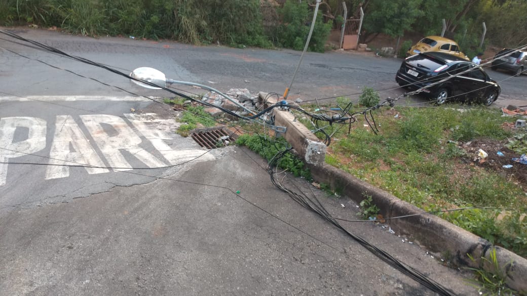 Caminhoneiro que estaria embriagado derruba postes no bairro Jardim Primavera em Varginha