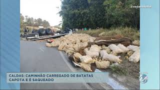 Caldas: caminhão carregado com batatas capota e carga é saqueada na BR-459