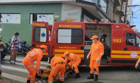 Mulher é atropelada no centro de Lavras