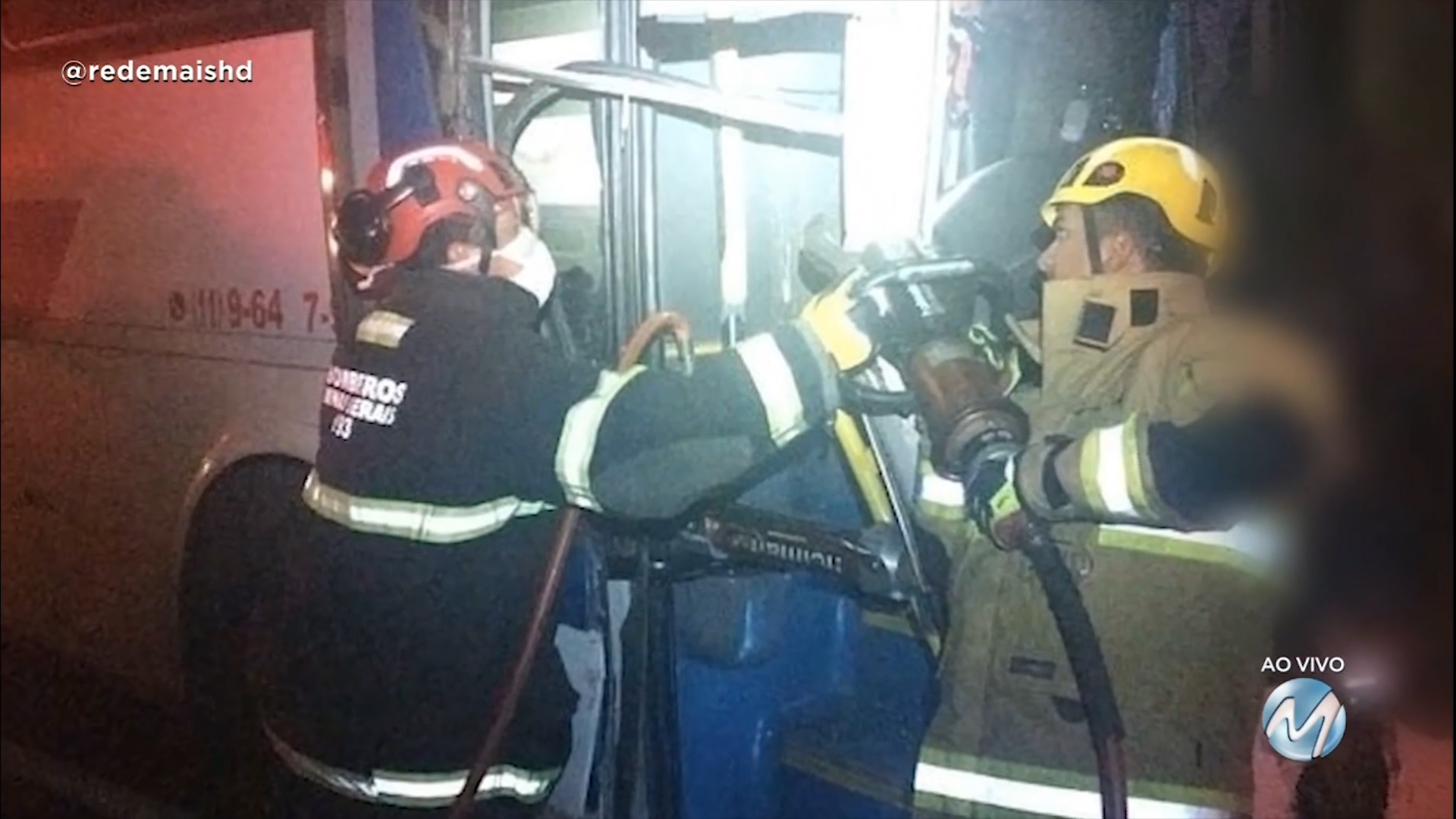 Ônibus e carreta se envolvem em acidente na Fernão Dias