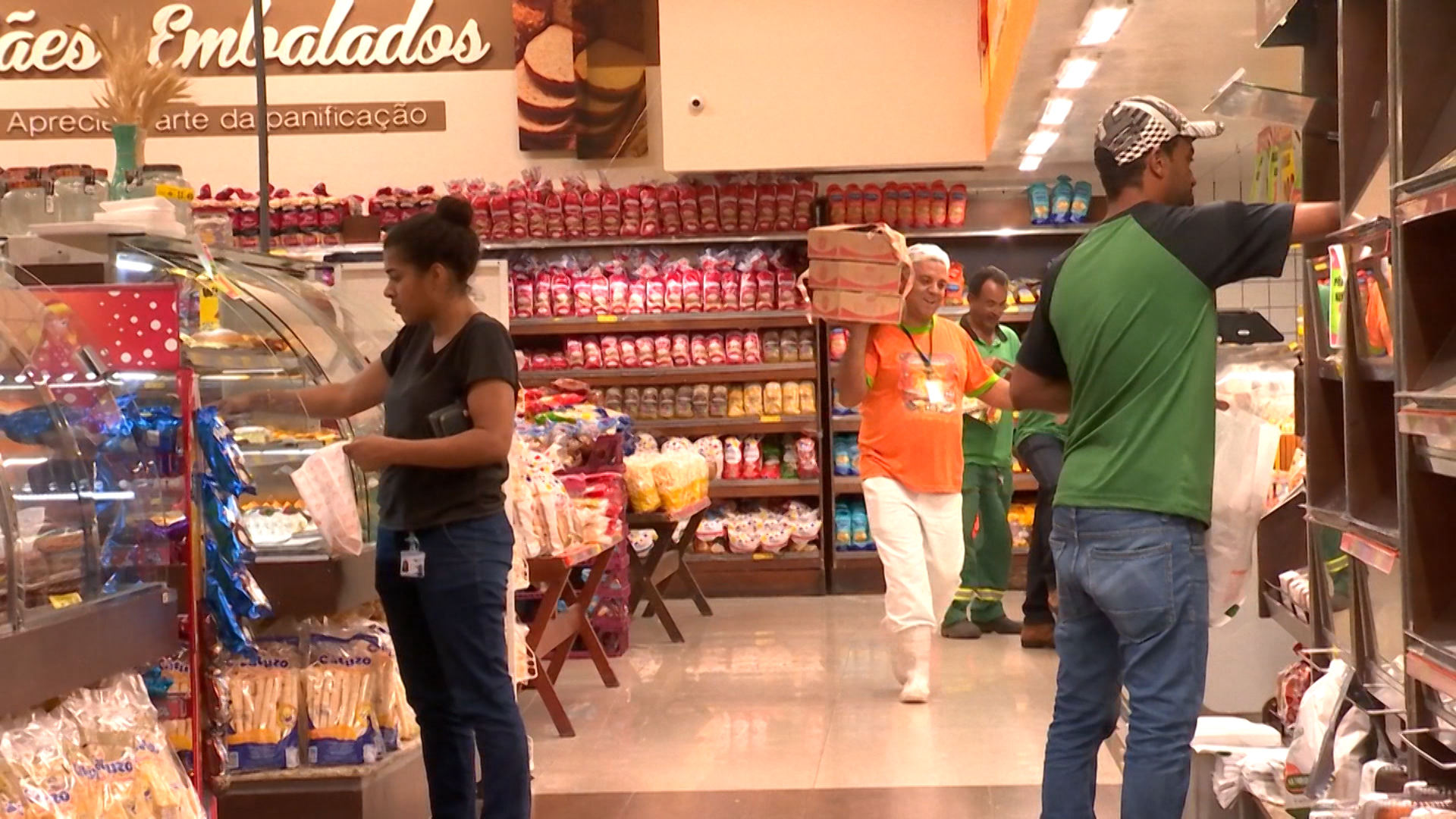 Cesta básica fecha o ano mais cara em algumas cidades