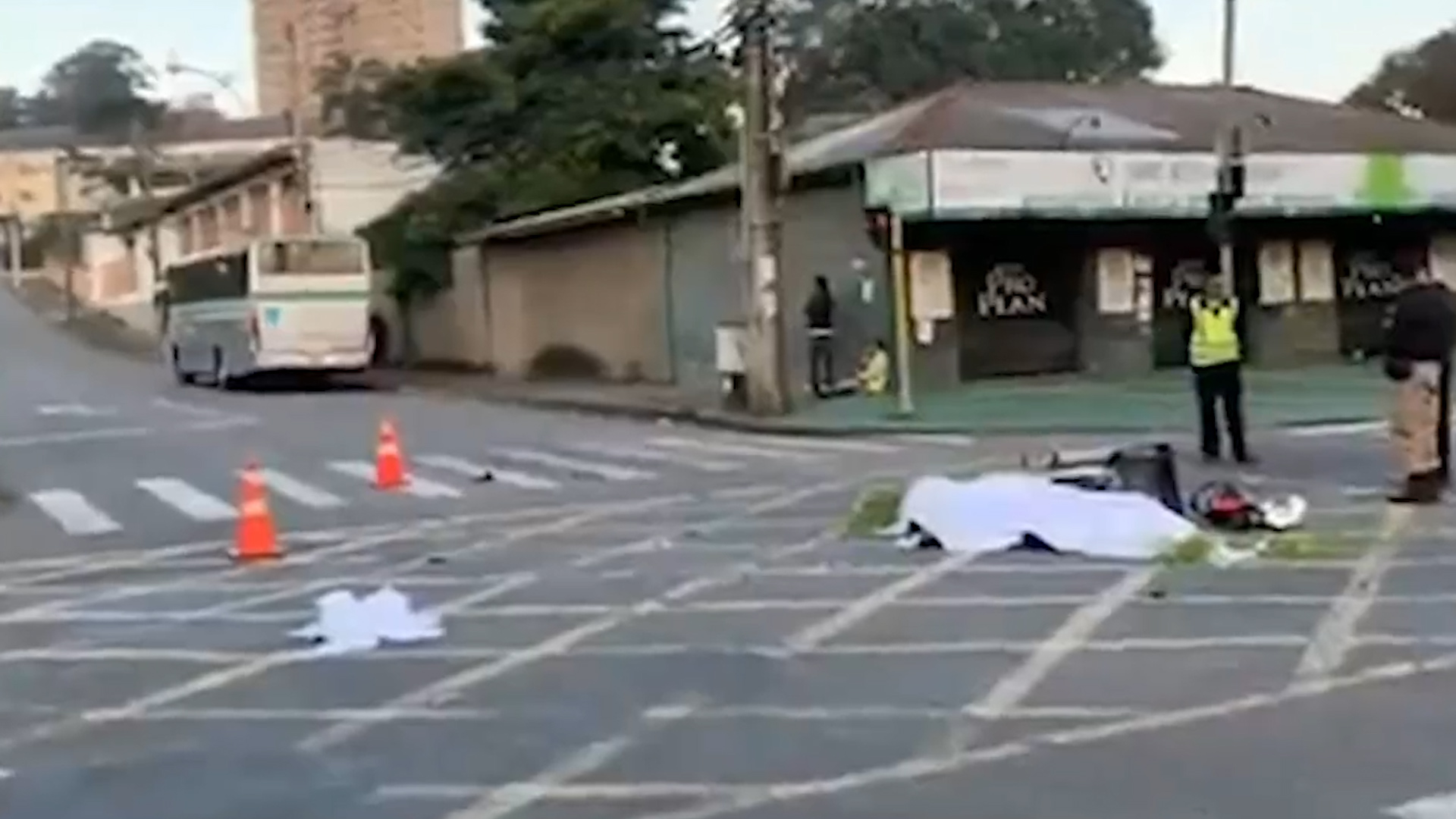 Motociclista morre ao bater em ônibus em Poços de Caldas.