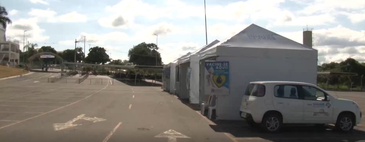 Drive-thru: idosos com mais de 85 anos começam a ser vacinados em Montes Claros