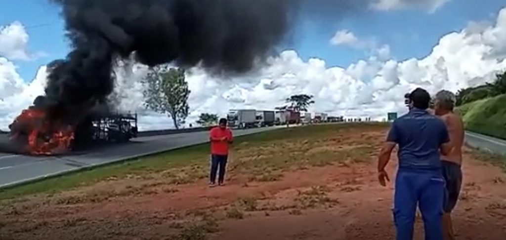 Motorista desesperado: cegonheira pega fogo na Rodovia Fernão Dias