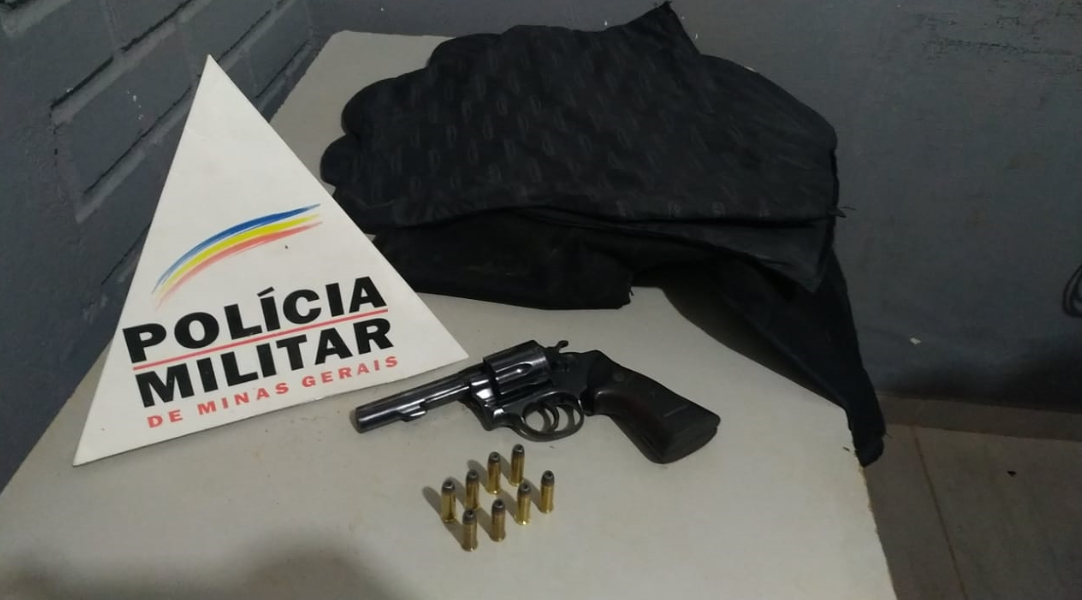 Muriaé: polícia apreende colete à prova de balas e revólver no Beco do Tarol