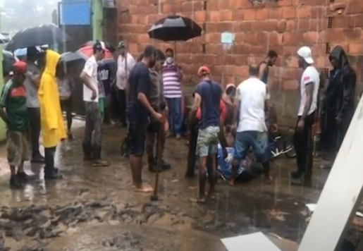 Chuva forte na Zona da Mata: moradores de Orizânia sobem em telhado para se proteger