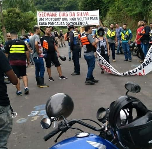 Motoboys protestam contra assassinato de colega em Muriaé