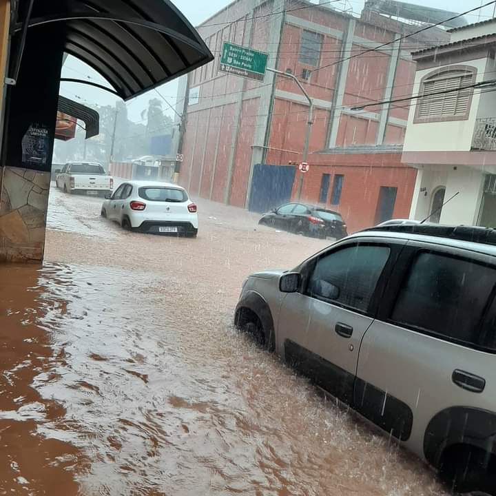 Chuva no Sul de Minas: ruas ficaram alagadas