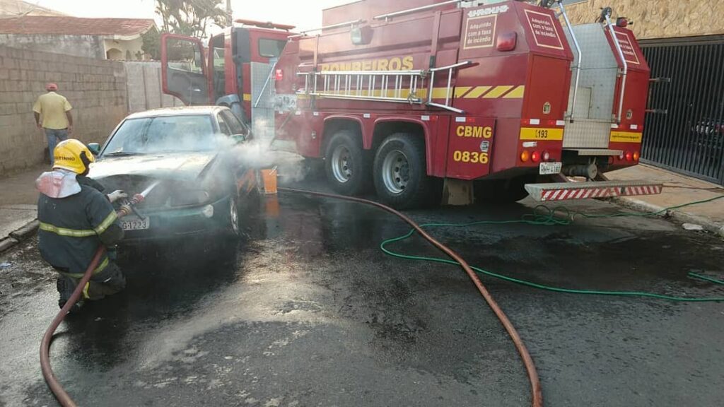 Carro pega fogo em Guaxupé: chamas teriam começado no motor