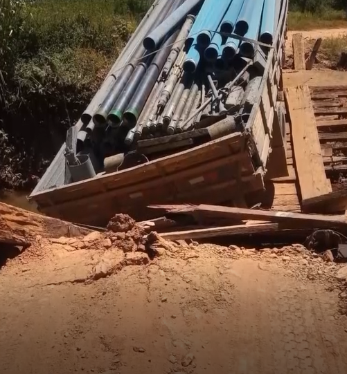 Montes Claros: ponte quebra durante passagem de caminhão em distrito rural