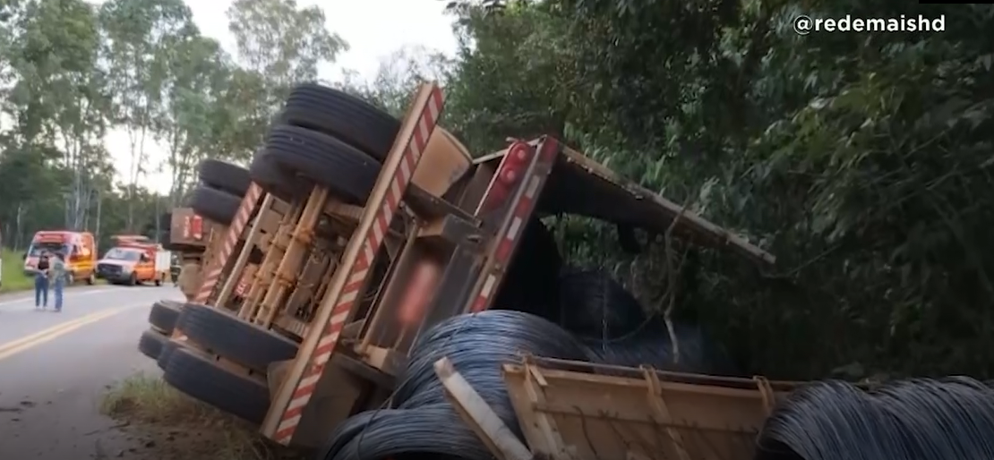 Sul de Minas: carreta tomba na MGC-369