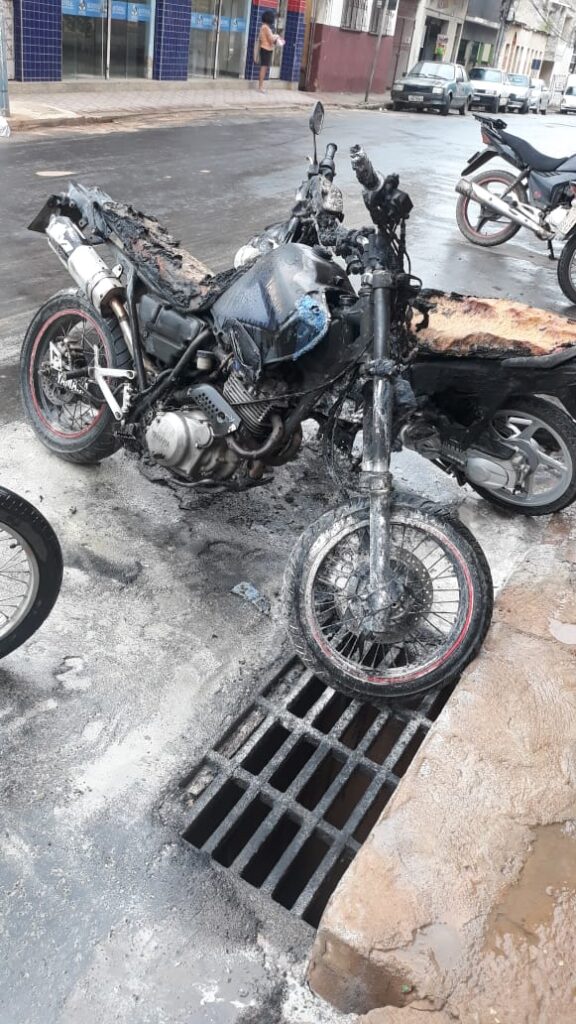 Flagrante: mulher coloca fogo na moto de ex-companheiro em Muriaé