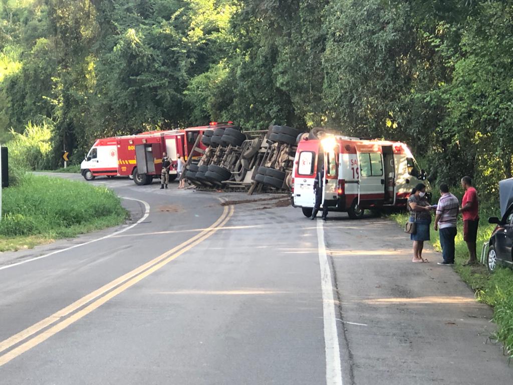 Caxambu: carreta tomba em cima de carro e 4 pessoas ficam feridas