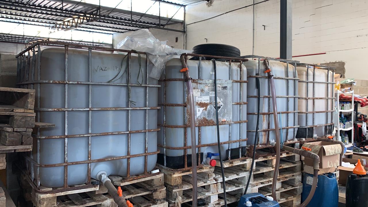 Fábrica clandestina de produtos de limpeza é interditada em Juiz de Fora