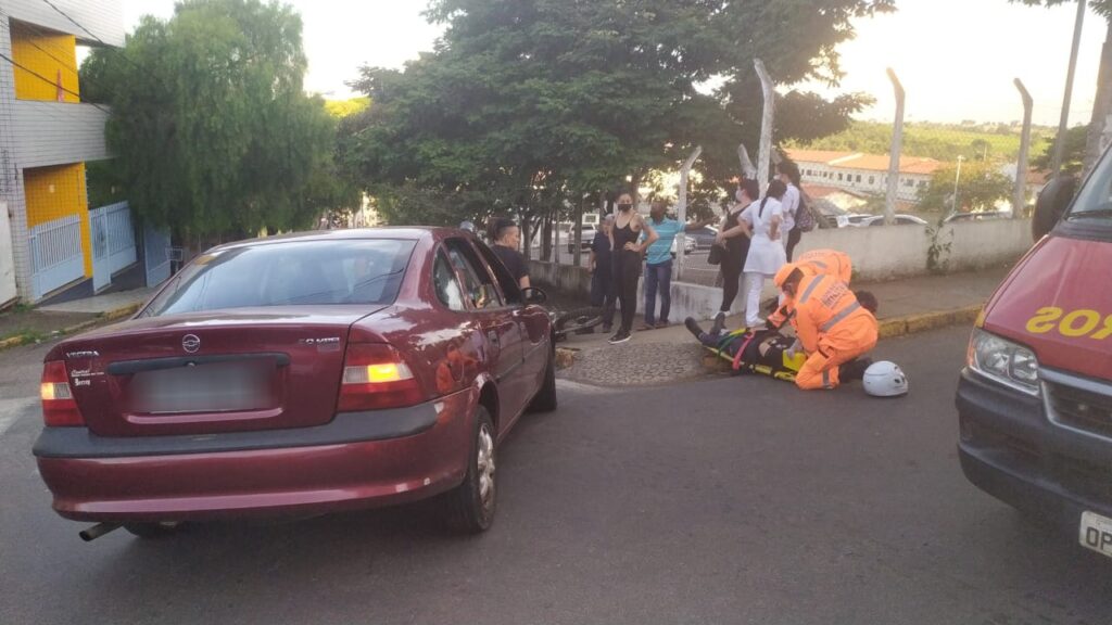 Alfenas: jovem fica ferida depois de bater moto em carro