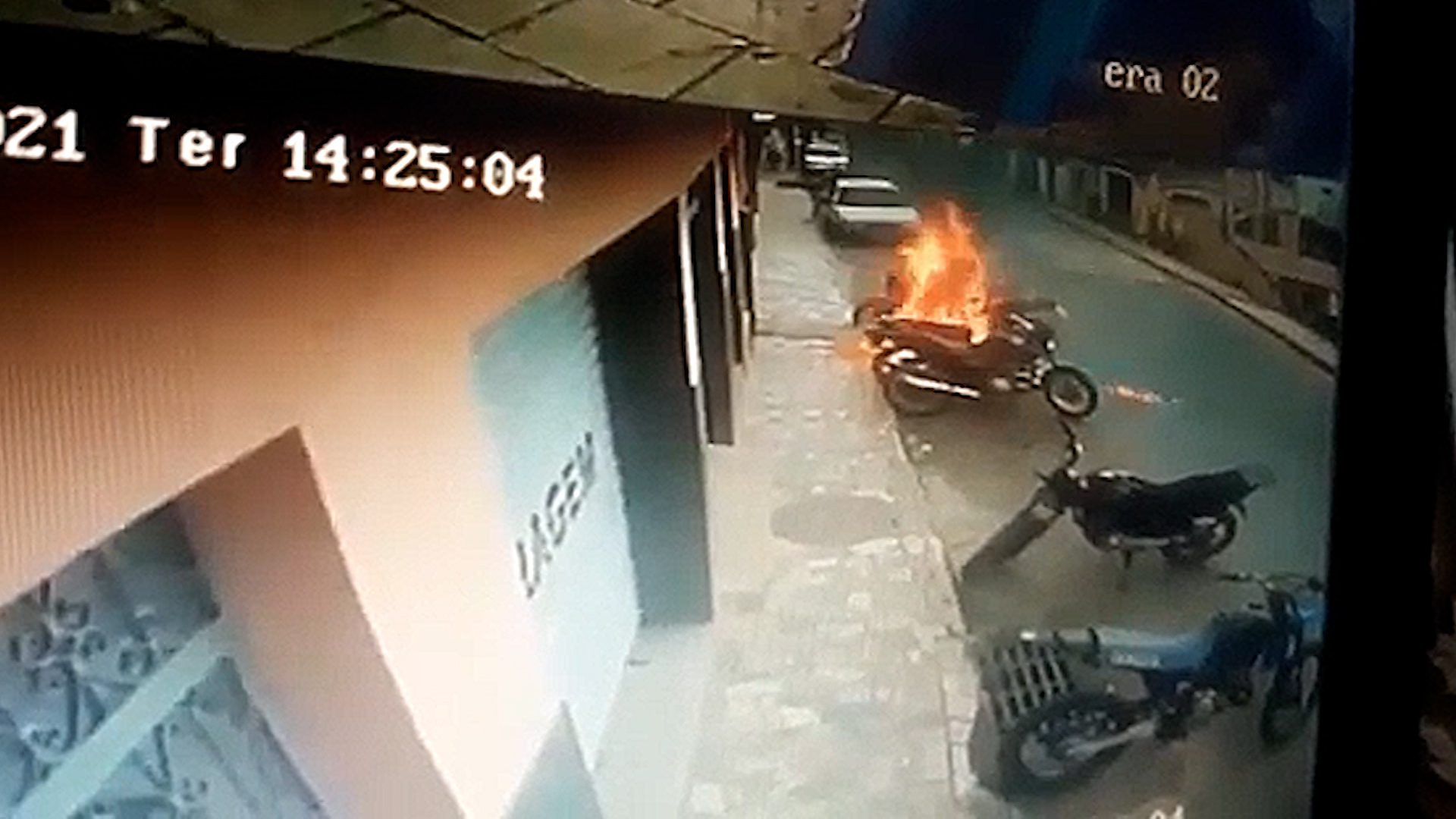 Mulher descontrolada coloca fogo na moto do ex