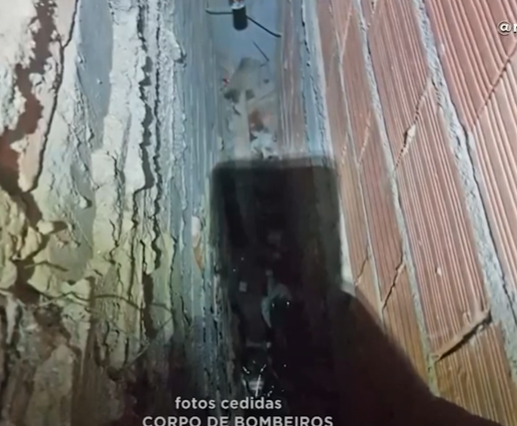 Campo das Vertentes: cachorro fica preso entre muro e parede de uma casa