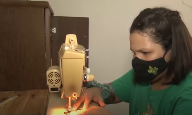 Empreendedorismo mirim: menina de 9 anos ganha máquina de costura e fatura com presente