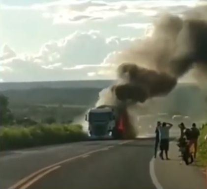 Norte de Minas: carreta-tanque pega fogo na BR-251