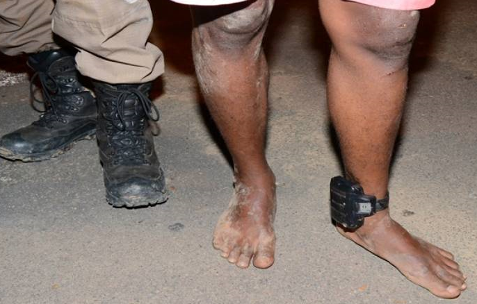 Usava tornozeleira eletrônica: homem rouba loja e estupra funcionária em Muriaé