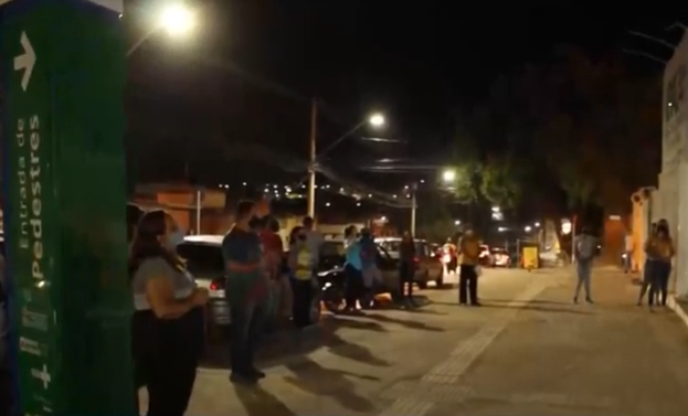 Momento de Fé em Montes Claros: grupo faz orações em frente à hospital