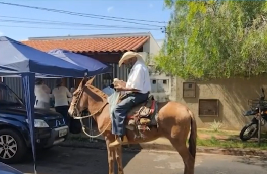 Coisas de Minas: idoso vai a cavalo receber vacina em drive-thru em Lavras