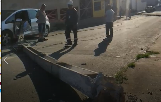 Pouso Alegre: carreta derruba poste no bairro São Carlos