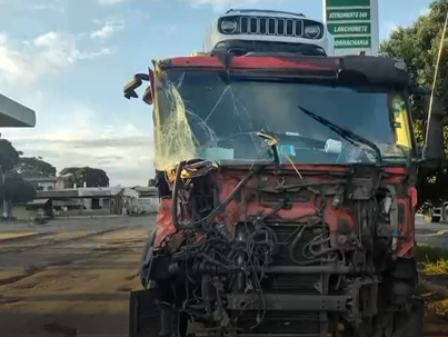 Montes Claros: cegonheira bate de frente com caminhão