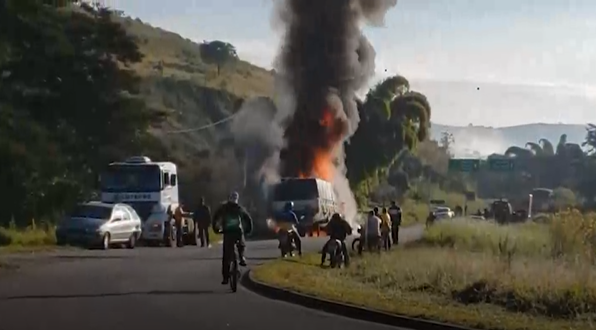 Carreta pega fogo no trevo de Caxambu