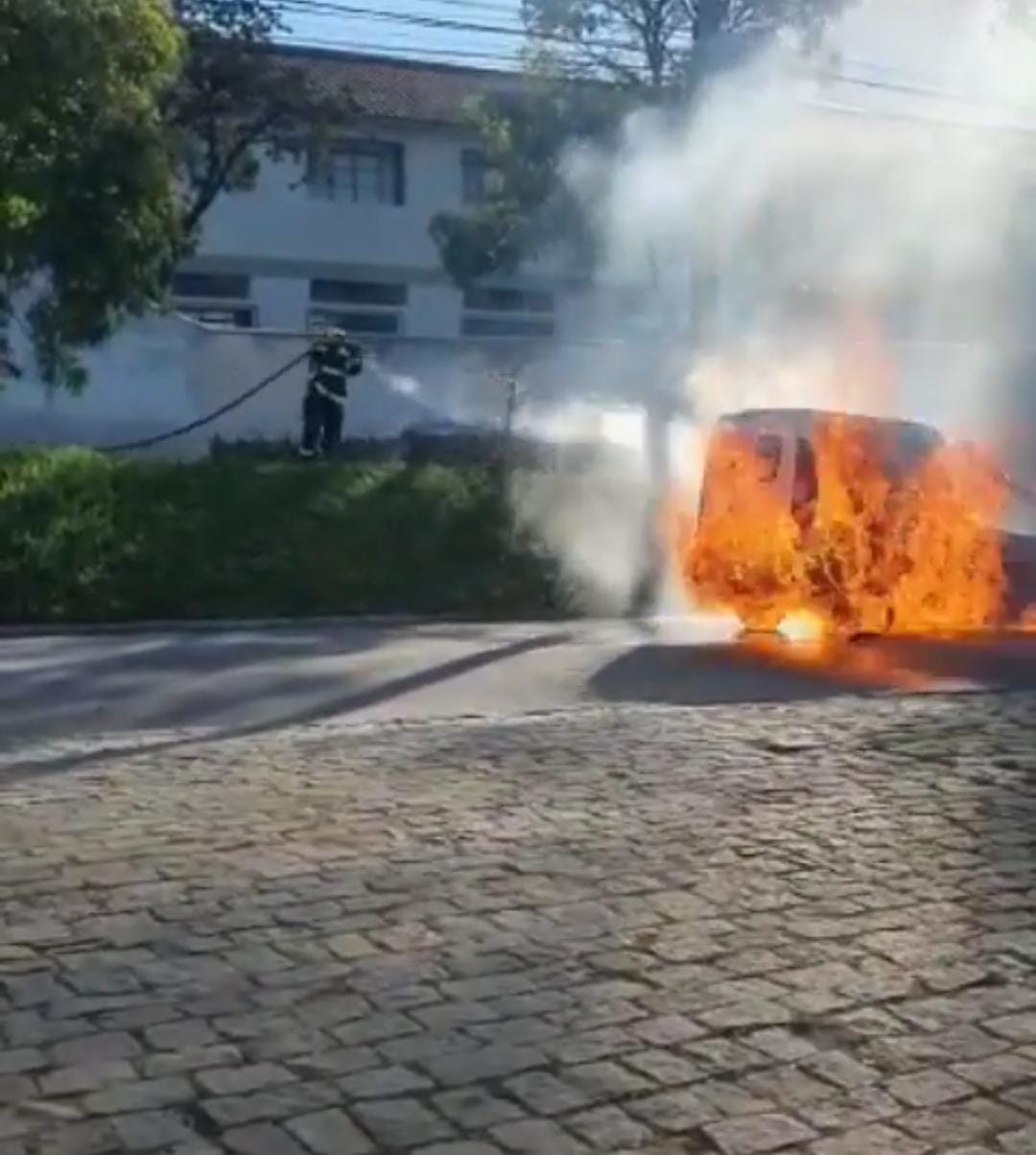 Susto: ambulância pega fogo em Lavras