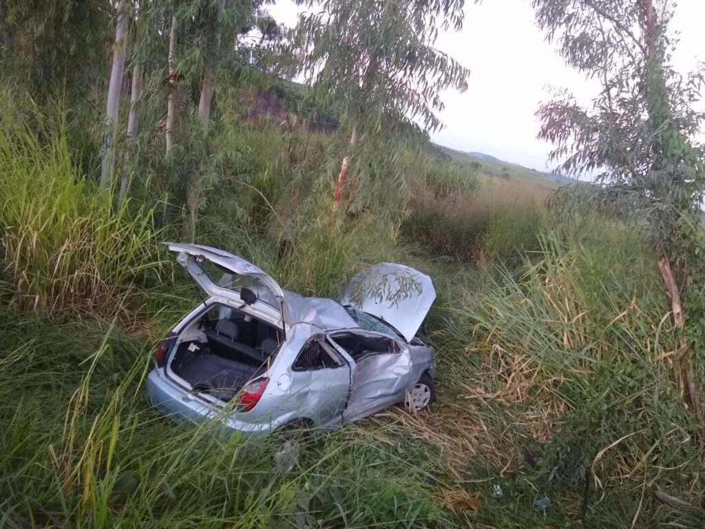 Alfenas: mulher fica ferida após capotar carro na MGC-179