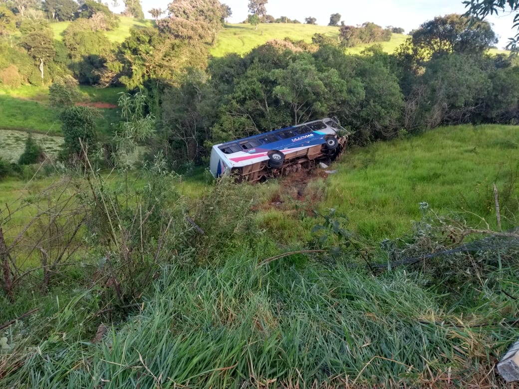 Varginha: motorista de ônibus fica ferido após veículo cair em ribanceira