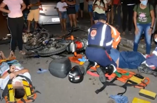 Muriaé: motociclistas ficam feridos após acidente