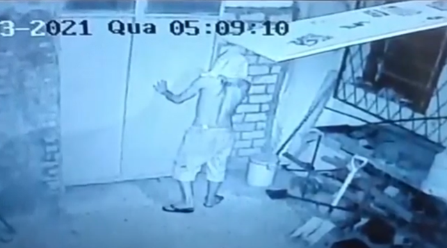 Montes Claros: homem furta TV de loja de segurança eletrônica