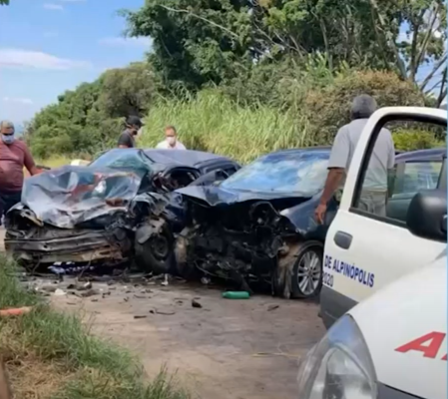 Sul de Minas: carros batem de frente na MG-446